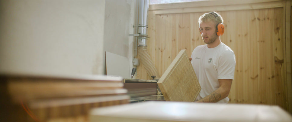 Johannes fräst in Werkstatt