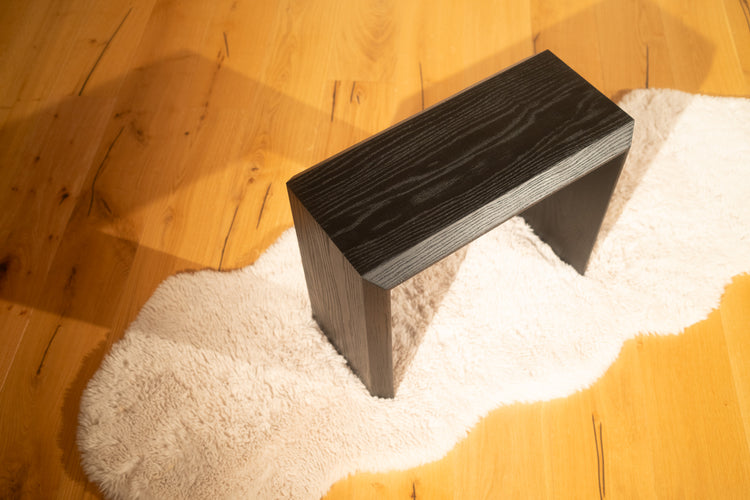 Gebeizter Hocker aus Esche, stehend auf Teppich