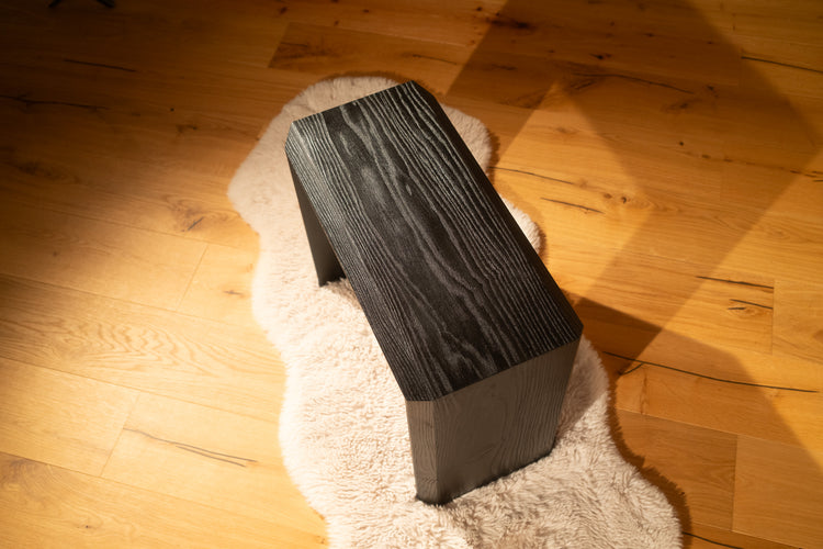 Gebeizter Hocker aus Esche, auf Teppich